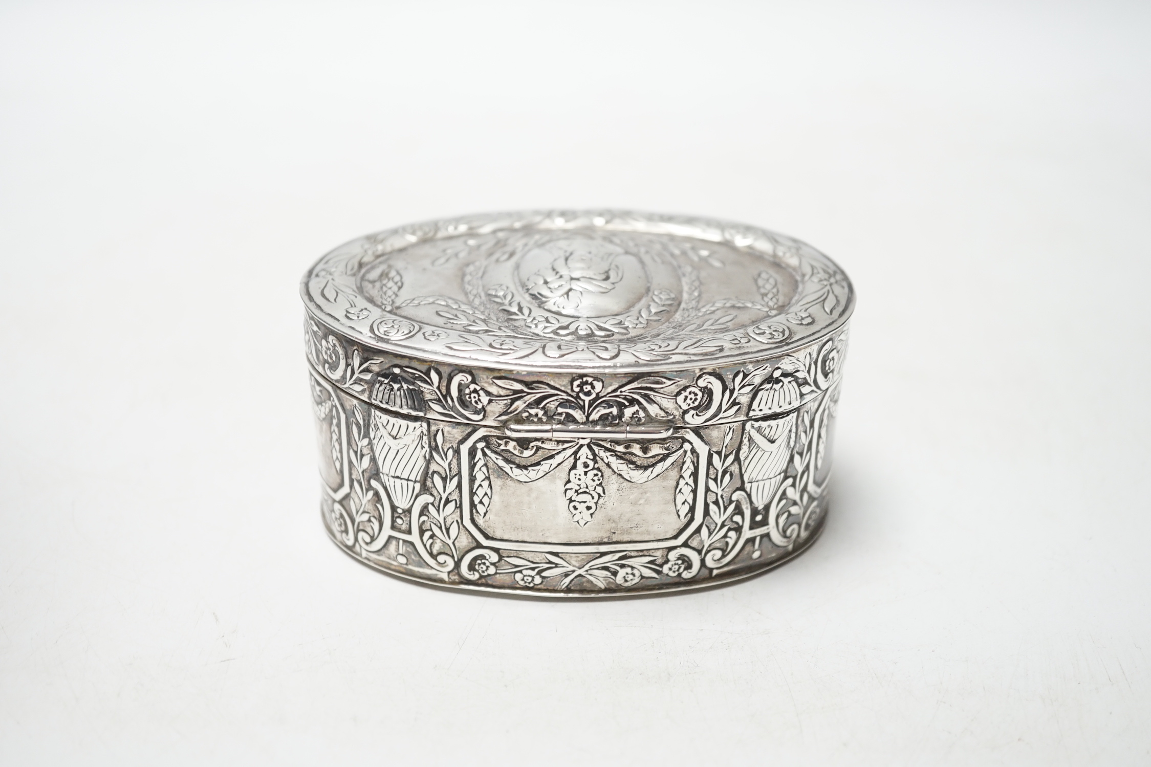 An Edwardian Hanau silver oval box, with hinged cover and foliate and swag decoration, import marks for Berthold Muller, London, 1902, 10.2cm, 5.4oz.